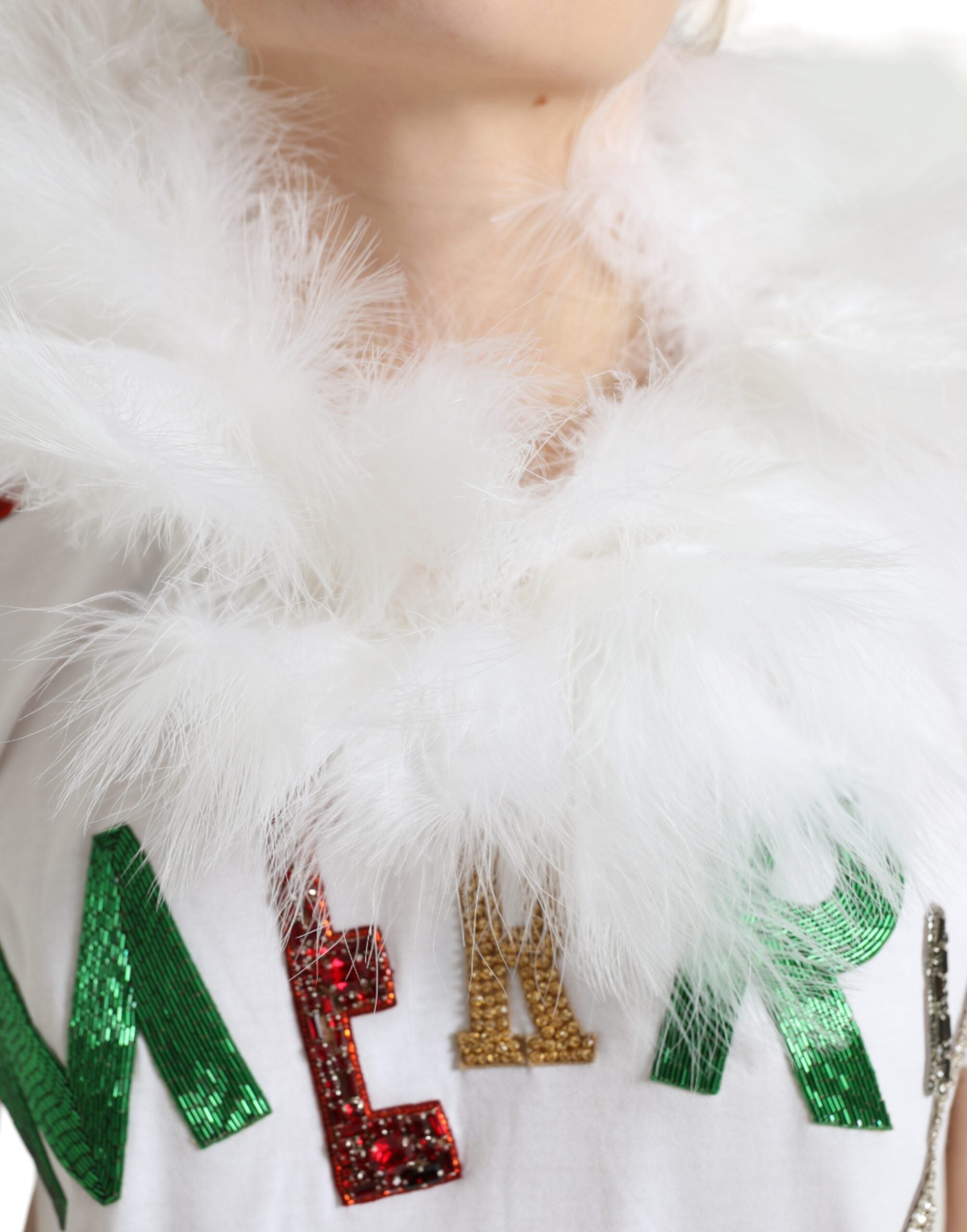 T-shirt blanc en coton Dolce & Gabbana avec sequins de Noël et détails en fourrure, mode festive et élégante.