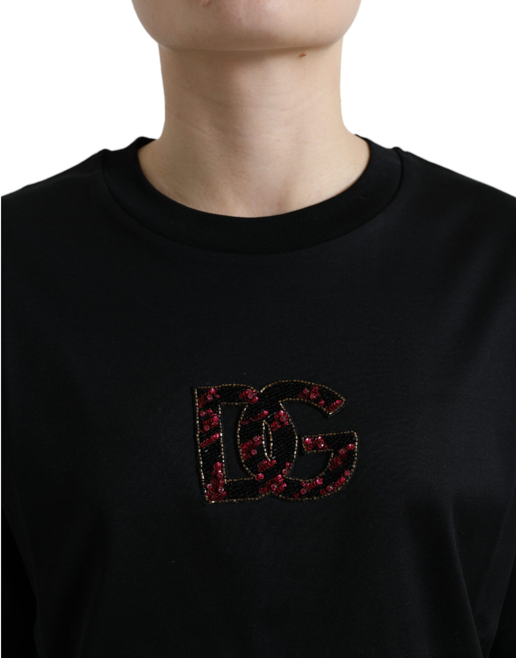 T-shirt noir en coton Dolce & Gabbana avec col rond et détails en cristaux DG, vue de face.