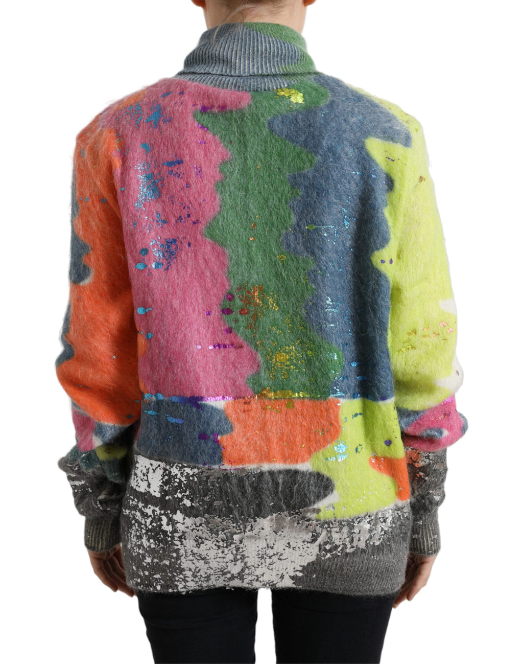 Pull Dolce & Gabbana en mohair multicolore avec col roulé, pullover élégant et chaud, porté sur un mannequin.
