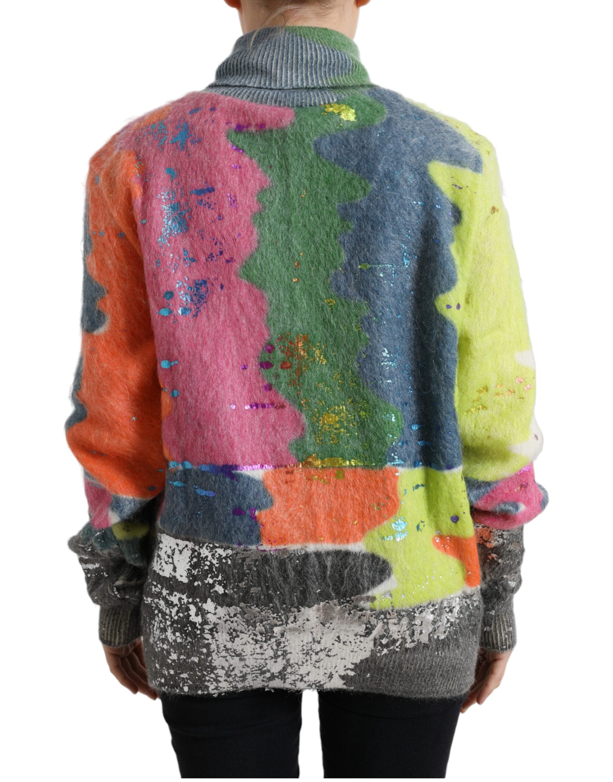 Pull Dolce & Gabbana en mohair multicolore avec col roulé, pullover élégant et chaud, porté sur un mannequin.