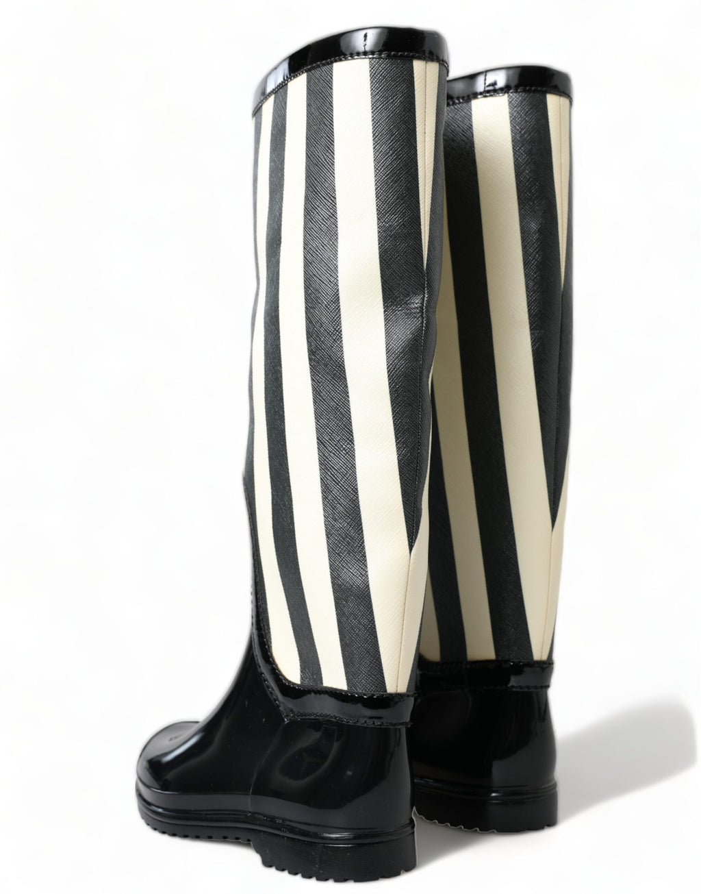 Bottes plates en caoutchouc noir de la marque Dolce & Gabbana, hauteur genou, style élégant et moderne.