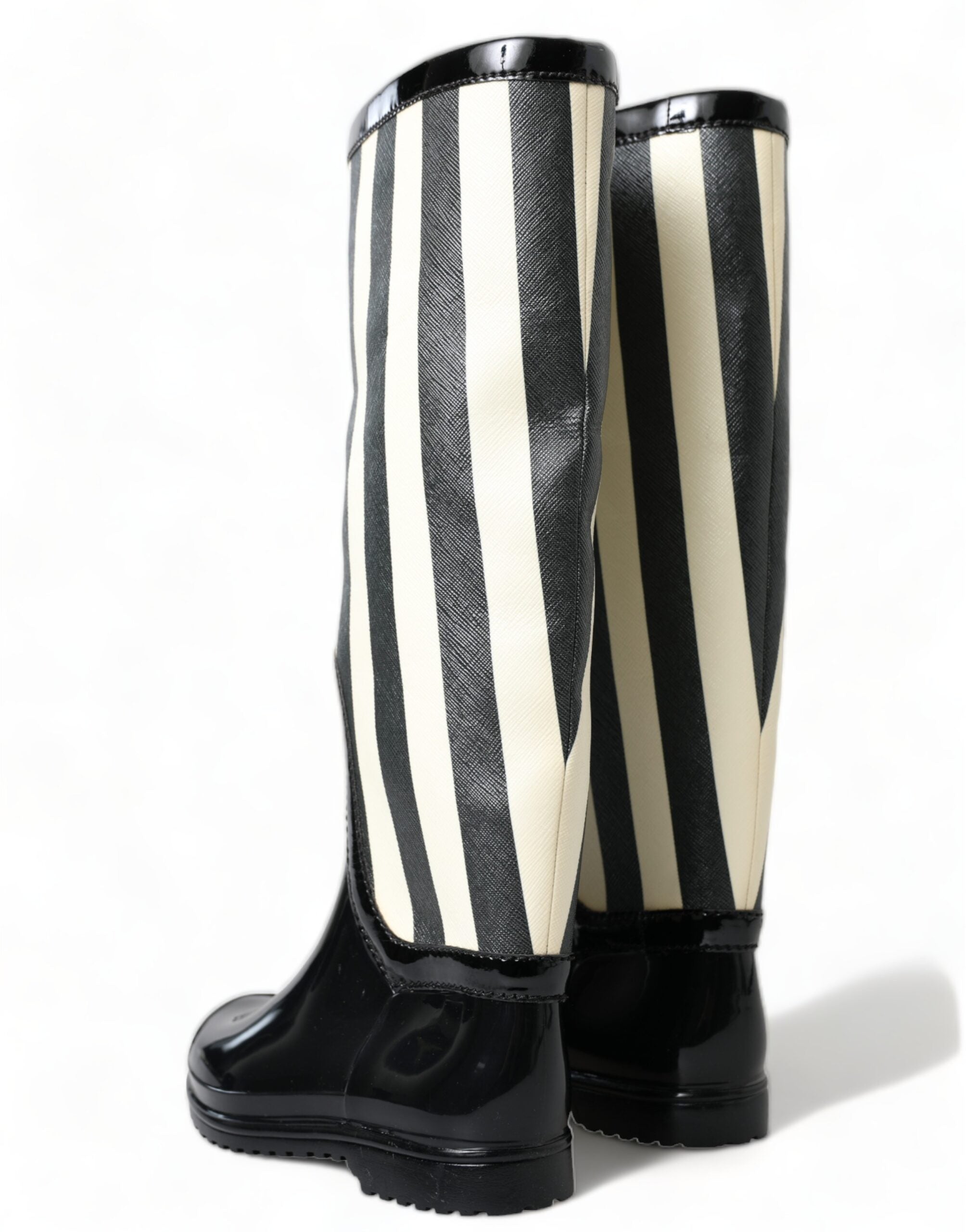 Bottes plates en caoutchouc noir de la marque Dolce & Gabbana, hauteur genou, style élégant et moderne.