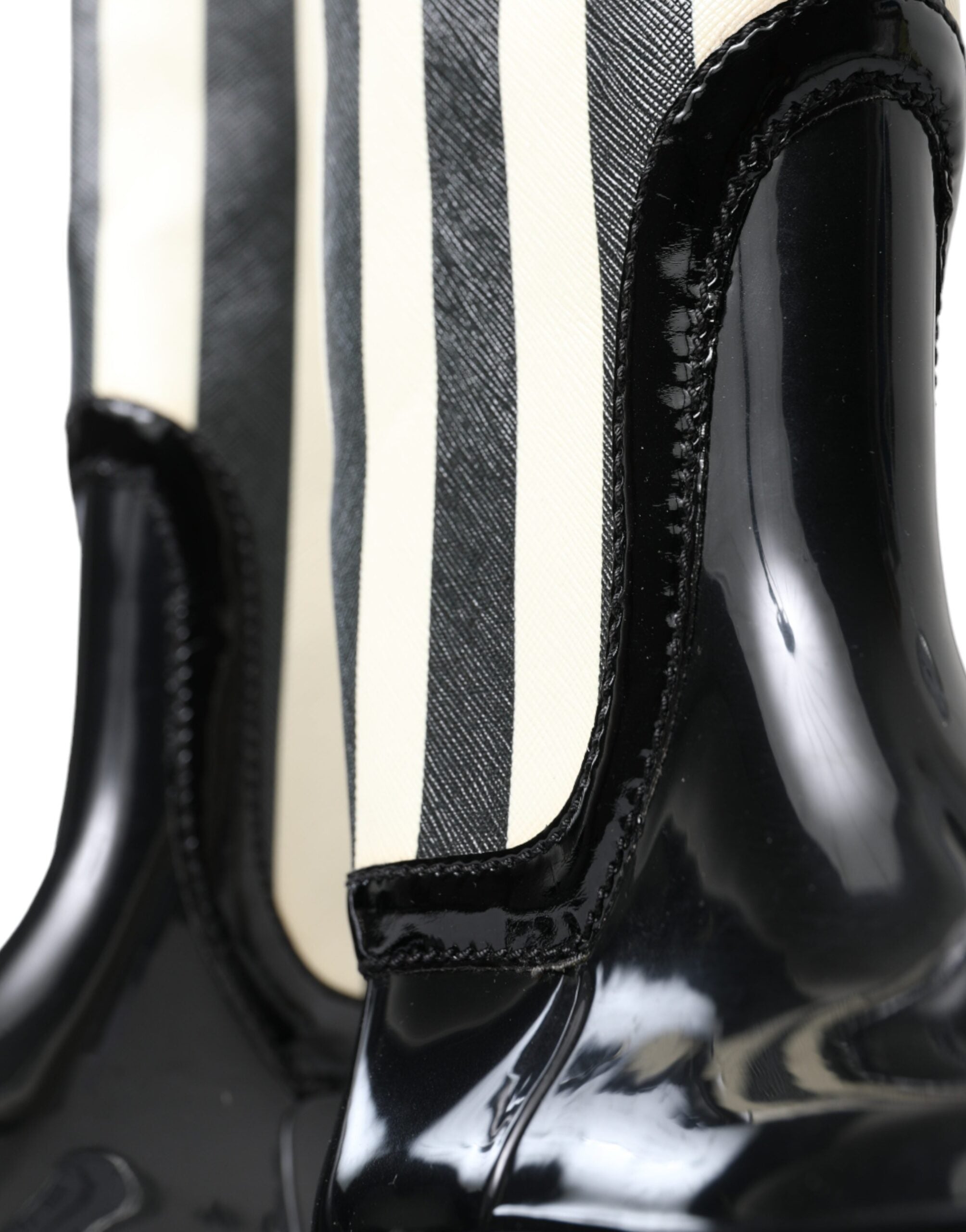 Bottes noires en caoutchouc Dolce & Gabbana, hautes jusqu'aux genoux, avec semelles plates et style élégant.