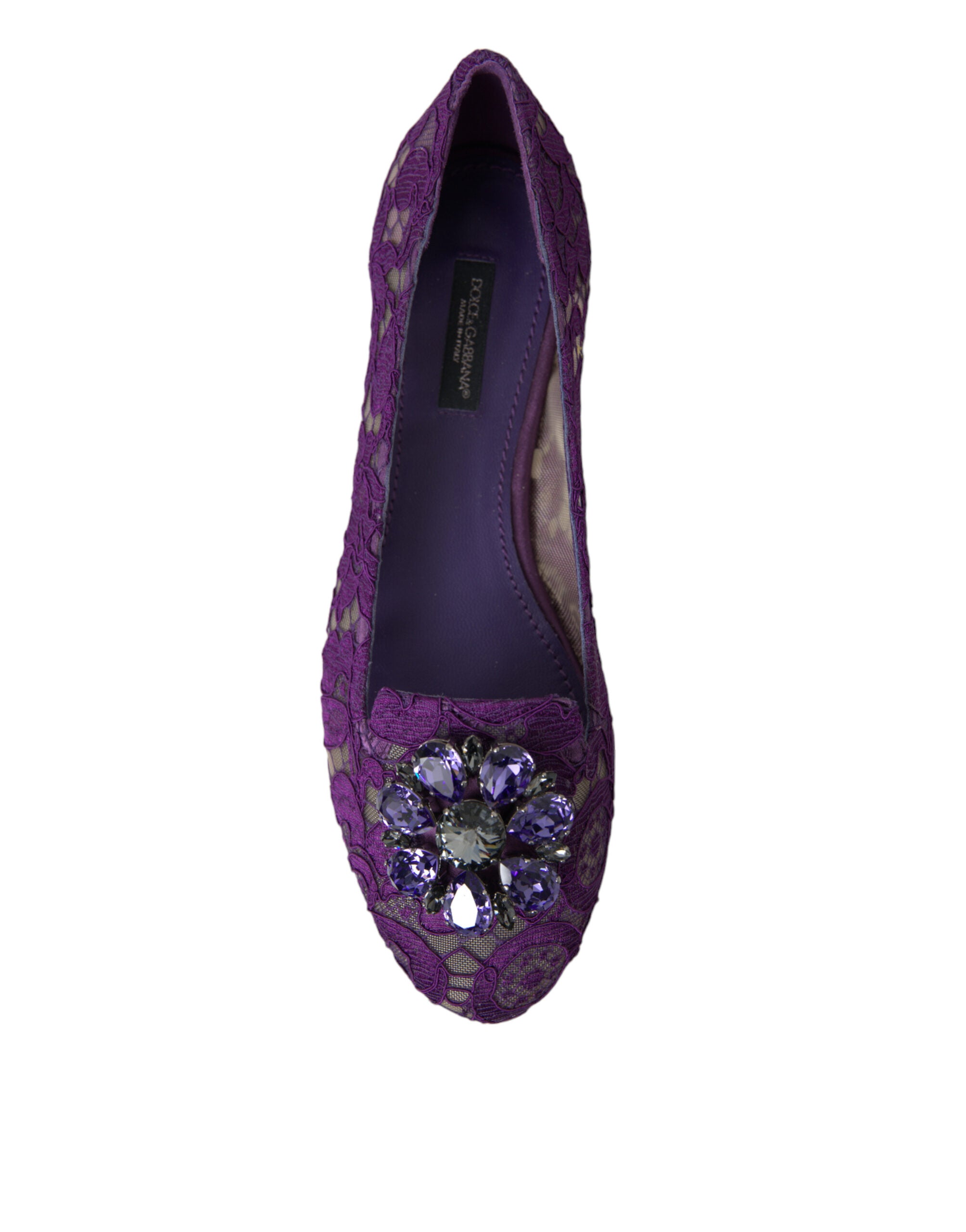 Chaussures plates Dolce & Gabbana Vally Taormina en dentelle violette ornée de cristaux, vues de face.