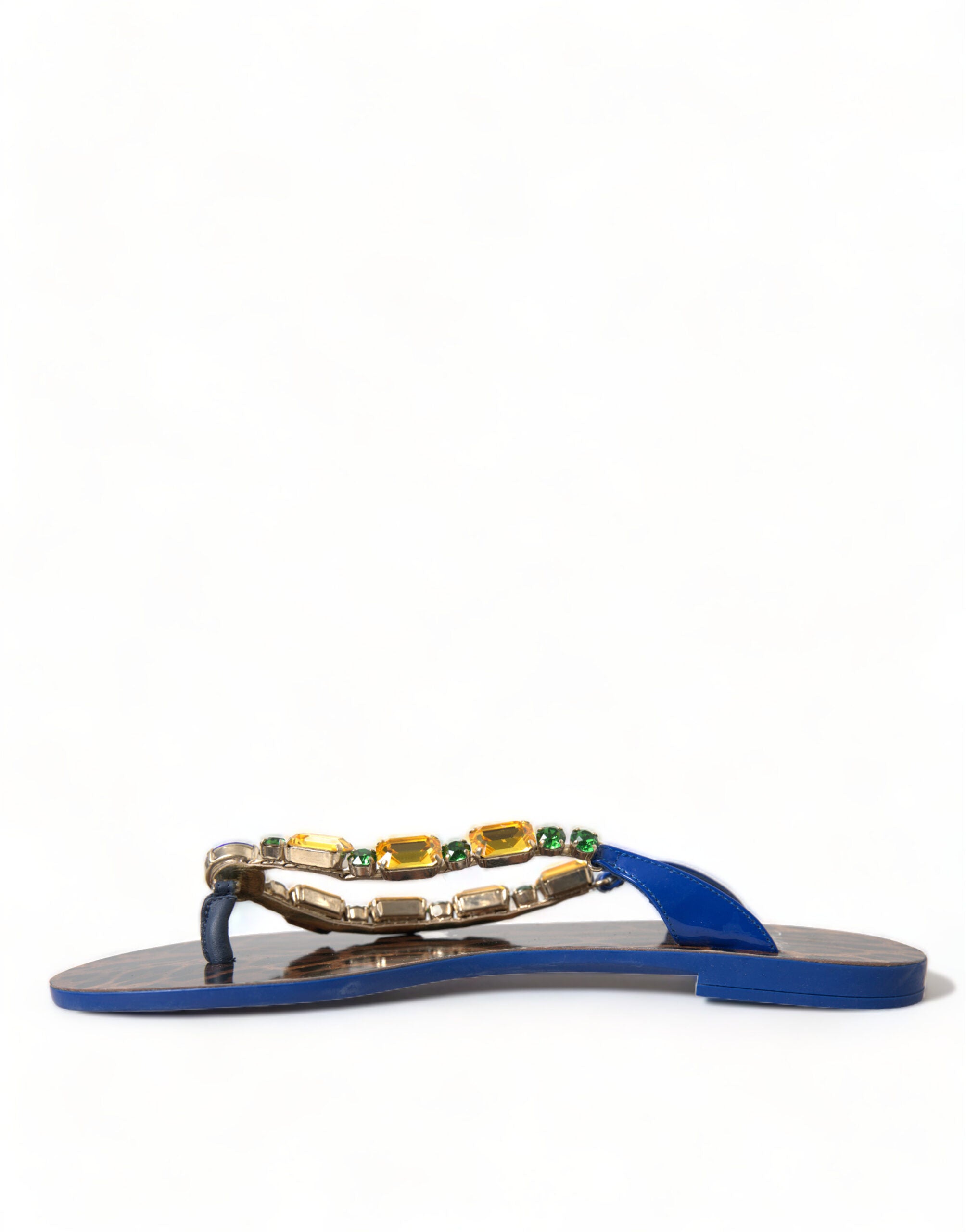 Sandales plates Dolce & Gabbana en cristaux bleus, parfaites pour la plage, avec une bride élégante et un design sophistiqué.