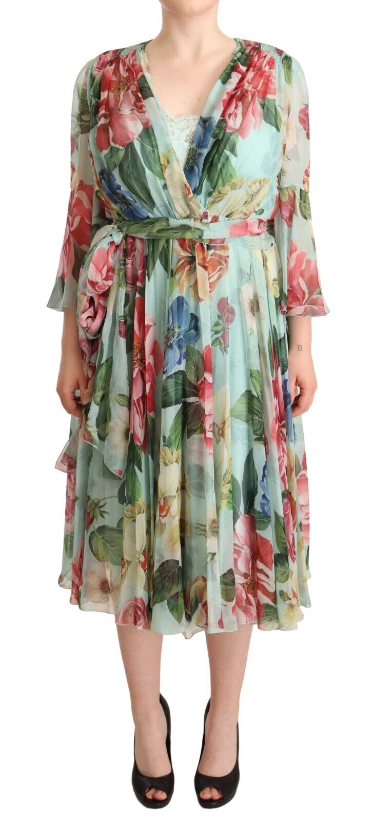 Robe midi en soie à fleurs multicolores vertes de Dolce & Gabbana, robe portefeuille élégante avec motif floral vibrant.