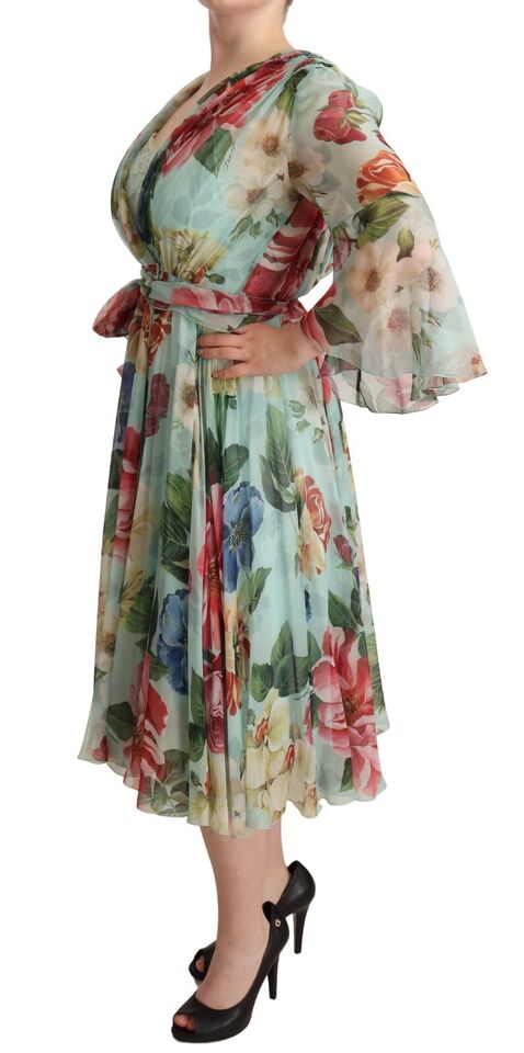 Robe midi en soie à fleurs multicolores vertes de Dolce & Gabbana, robe portefeuille élégante avec motif floral vibrant.