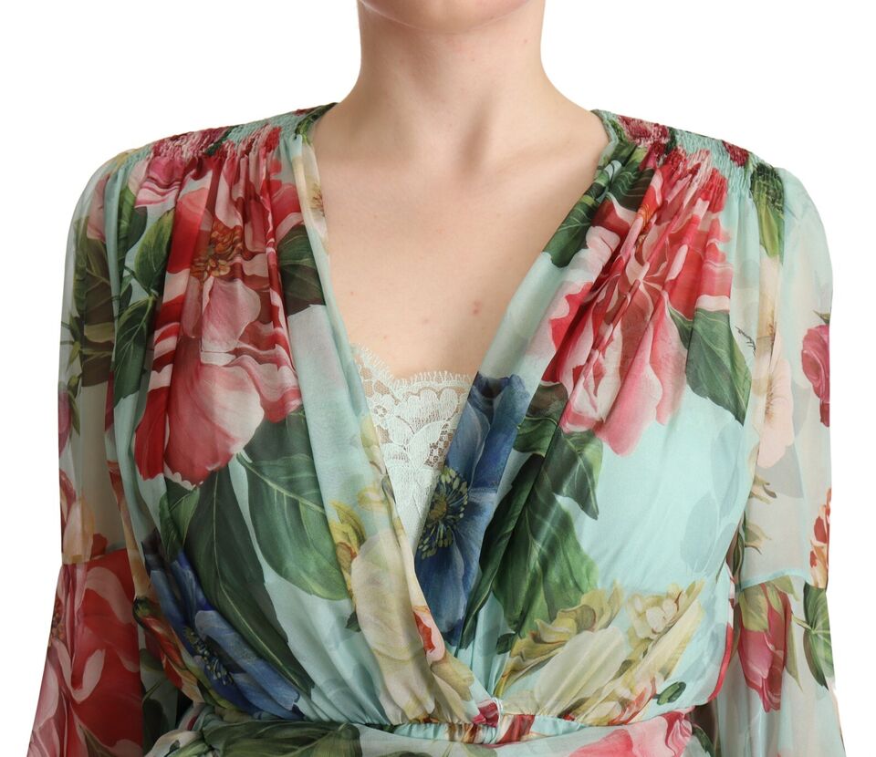 Robe midi en soie Dolce & Gabbana à fleurs multicolores et vert, vêtement élégant avec ceinture fluide et motif floral.