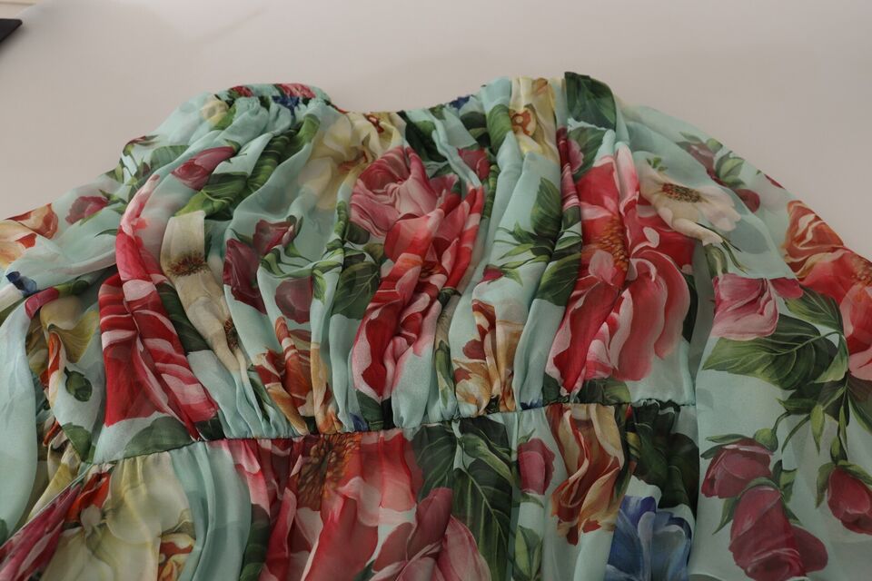 Robe midi en soie à fleurs multicolores vertes de Dolce & Gabbana, style wrap élégant et féminin.