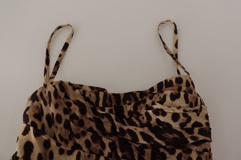 Robe midi marron à imprimé léopard Dolce & Gabbana avec fronces, style élégant et sophistiqué.