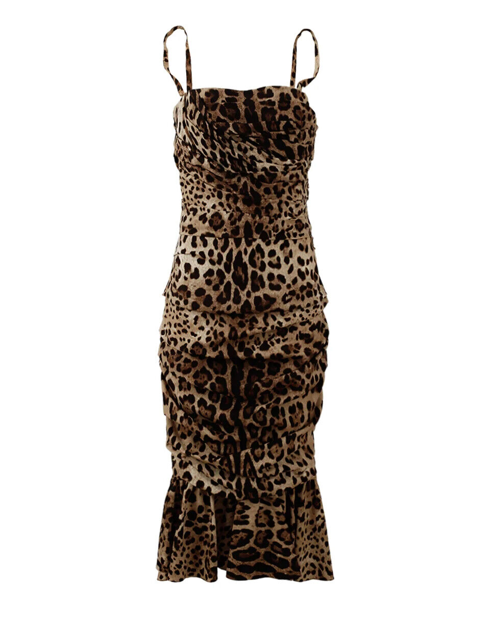 Robe midi marron à imprimé léopard et fronces de Dolce & Gabbana, élégante et tendance, portée avec style.