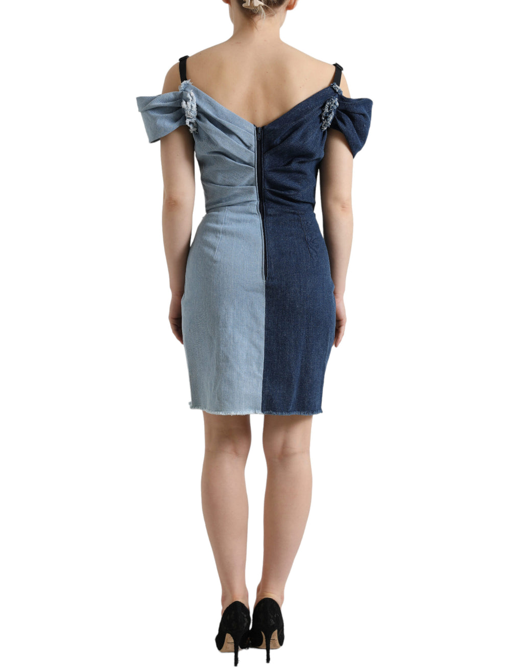 Robe courte en denim patchwork bleu et deux tons de Dolce & Gabbana, style chic et tendance, vue de face.