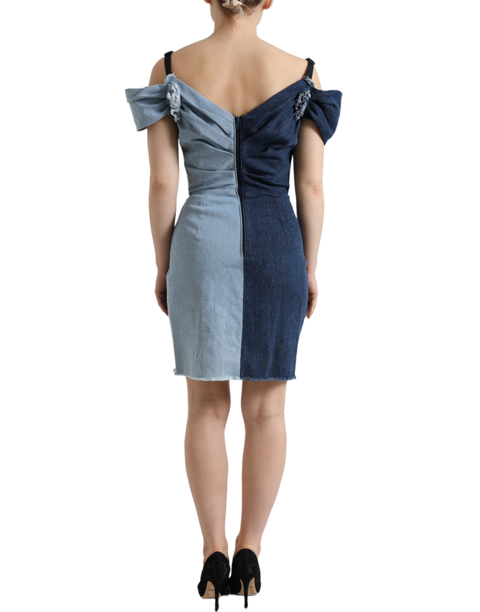 Robe courte en denim patchwork bleu et deux tons de Dolce & Gabbana, style chic et tendance, vue de face.