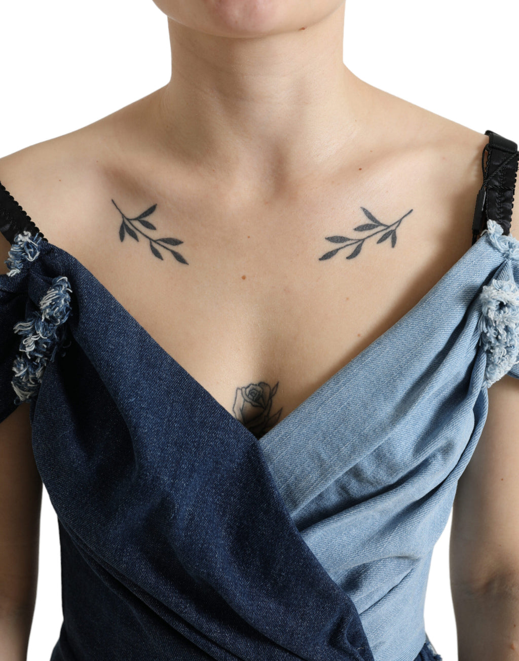 Robe courte en denim patchwork deux tons de Dolce & Gabbana, style mini avec détails colorés et coupe élégante.