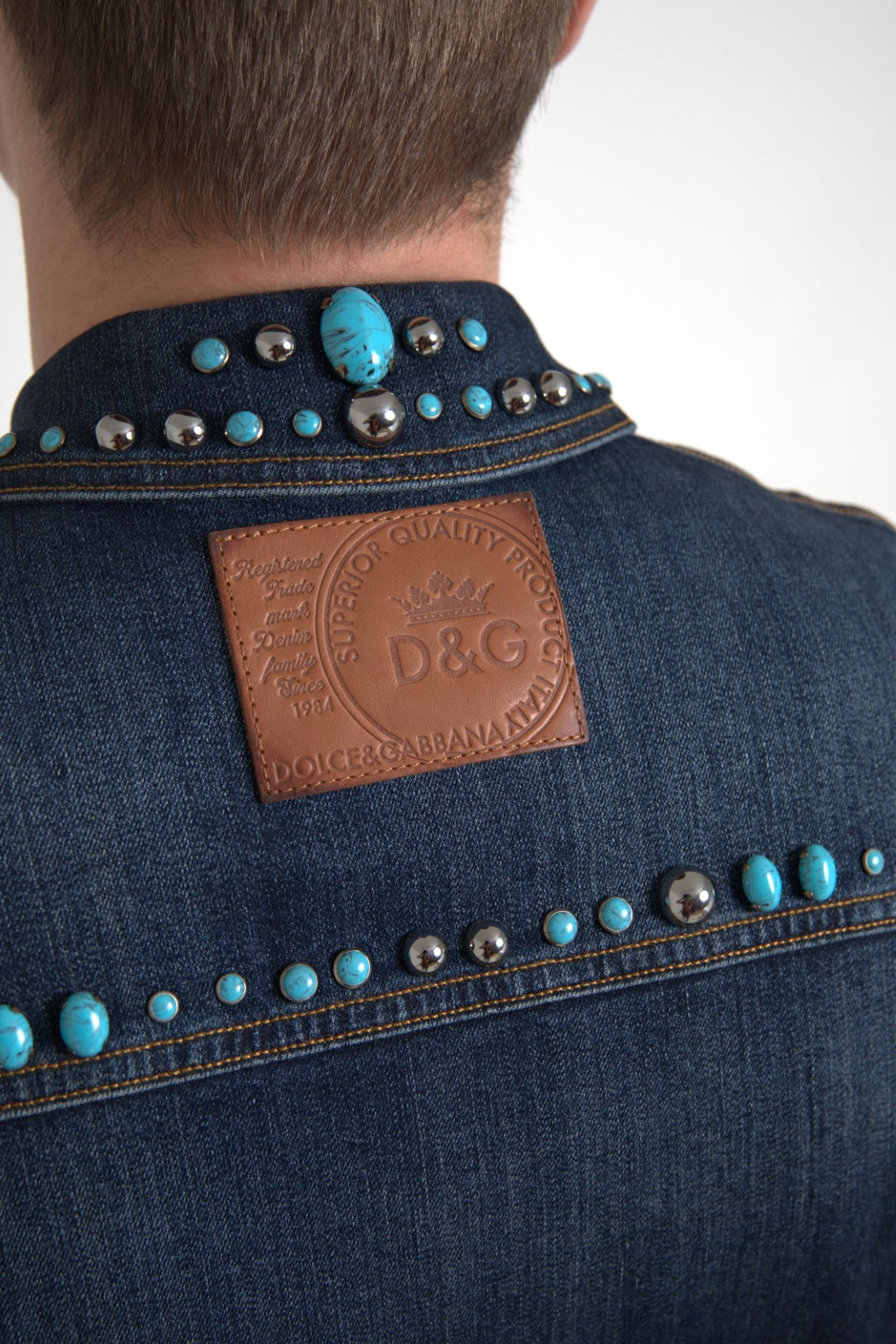 Veste en denim bleu Dolce & Gabbana avec pierres turquoise et studs, style élégant et tendance pour femmes.
