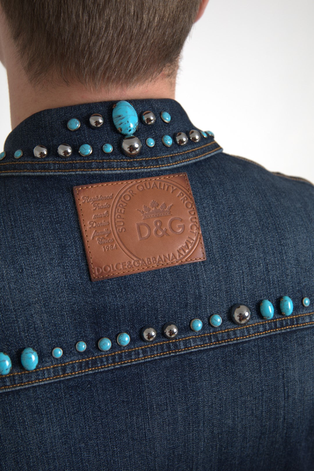 Veste en denim bleu Dolce & Gabbana avec pierres turquoise et studs, style élégant et tendance pour femmes.