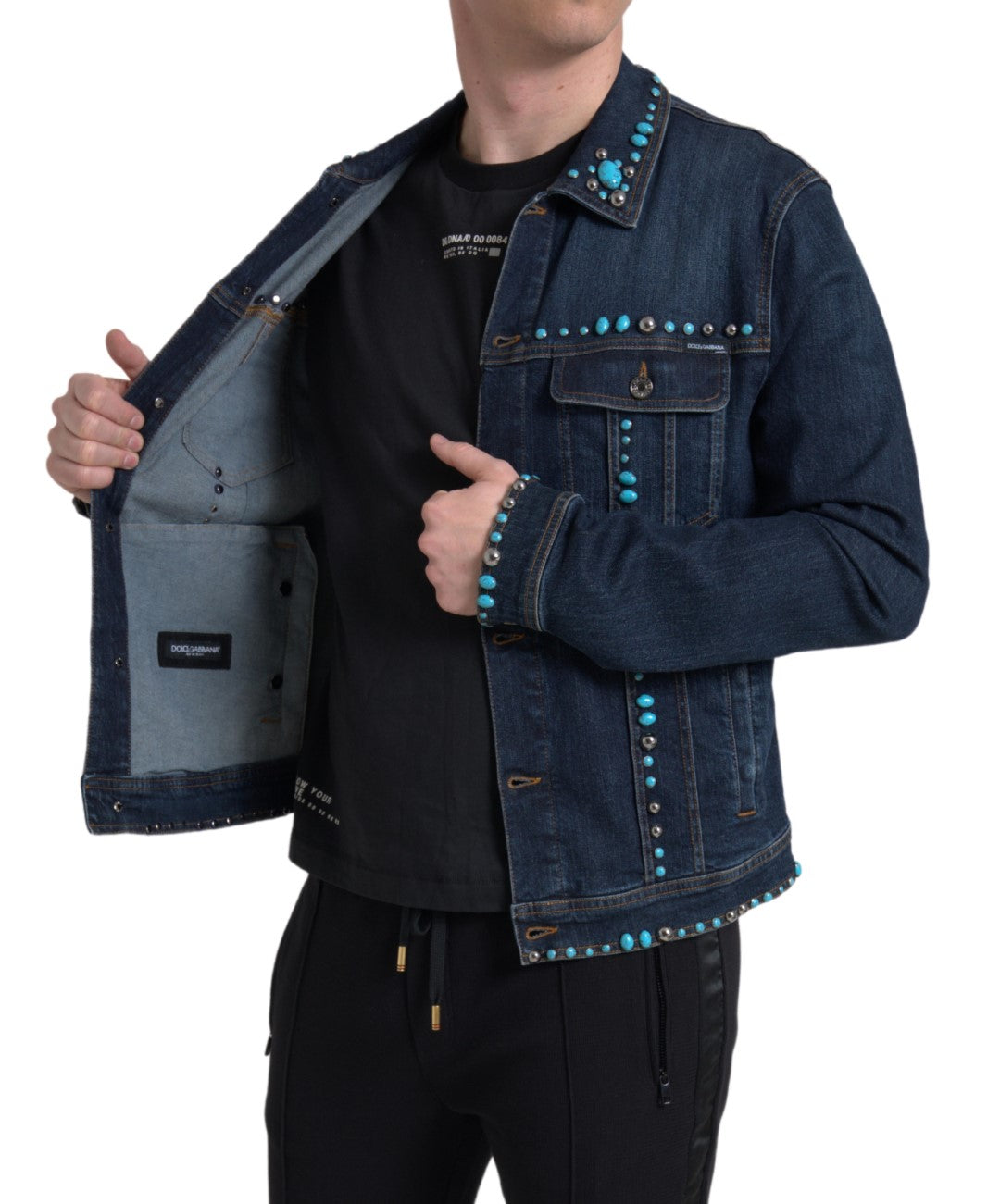 Veste en jean bleu Dolce & Gabbana avec pierres turquoise et studs, mode élégante et tendance pour femmes.
