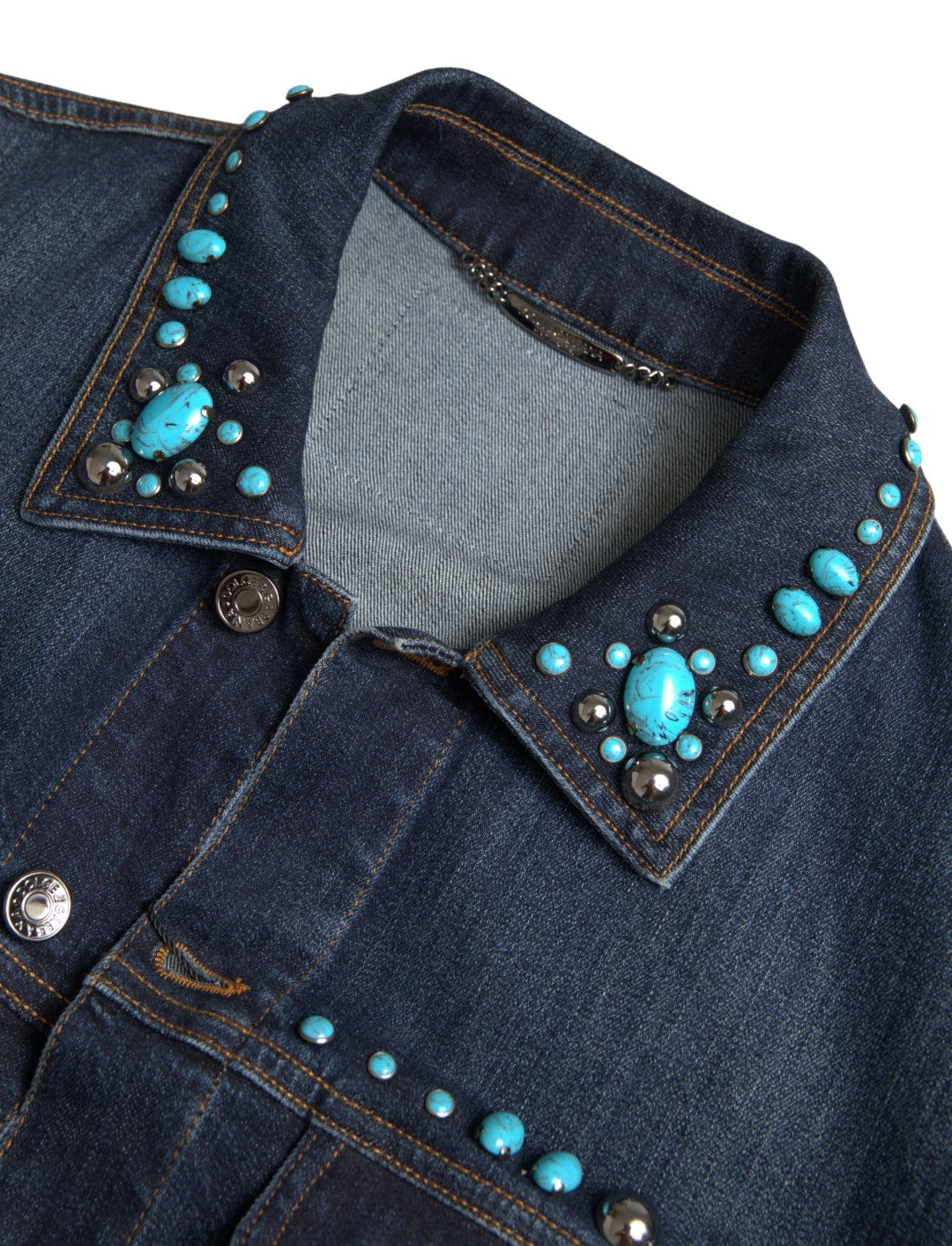 Veste en jean bleu Dolce & Gabbana avec pierres turquoise et clous, style élégant et tendance.