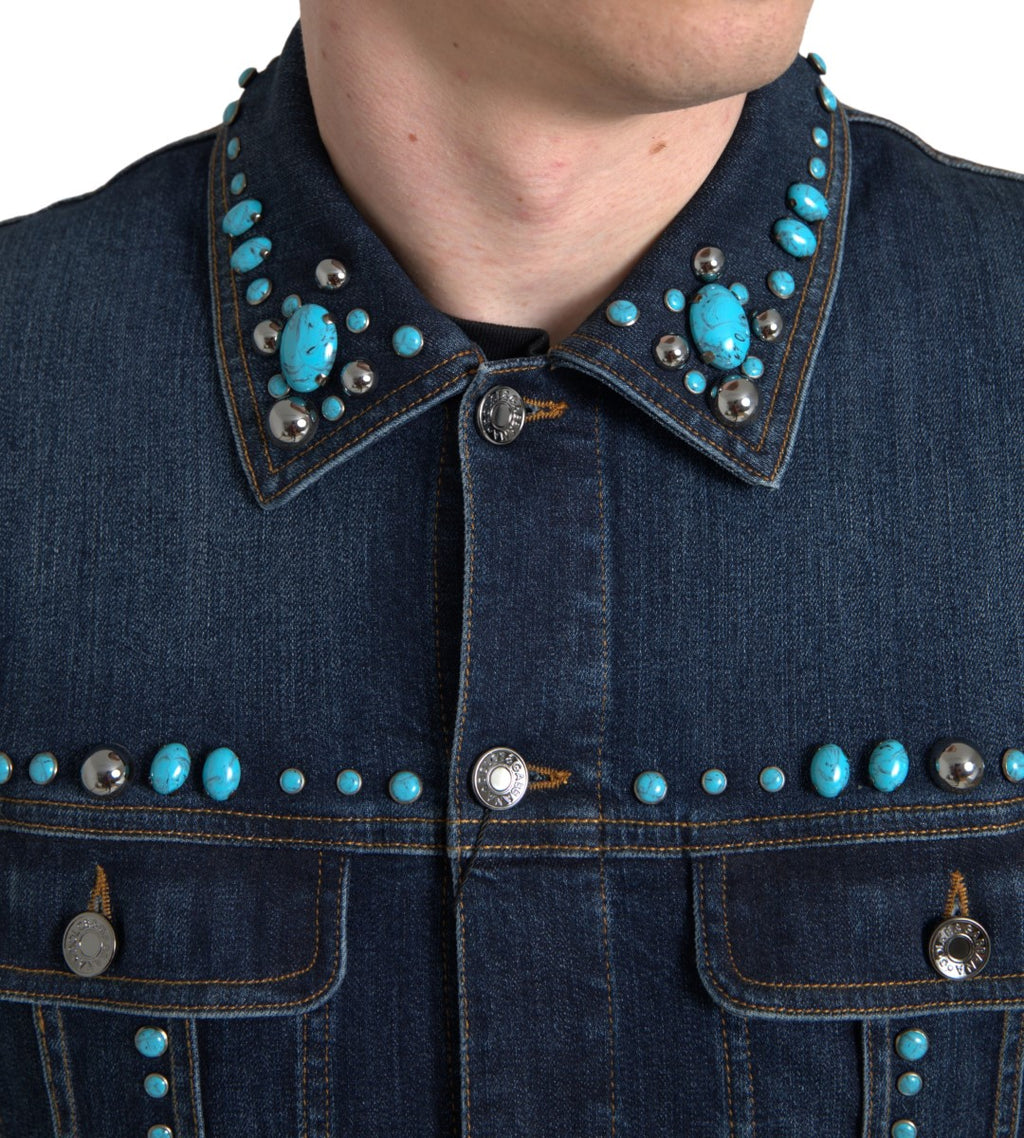 Veste en denim bleu Dolce & Gabbana avec pierres turquoise et studs, style tendance et élégant.