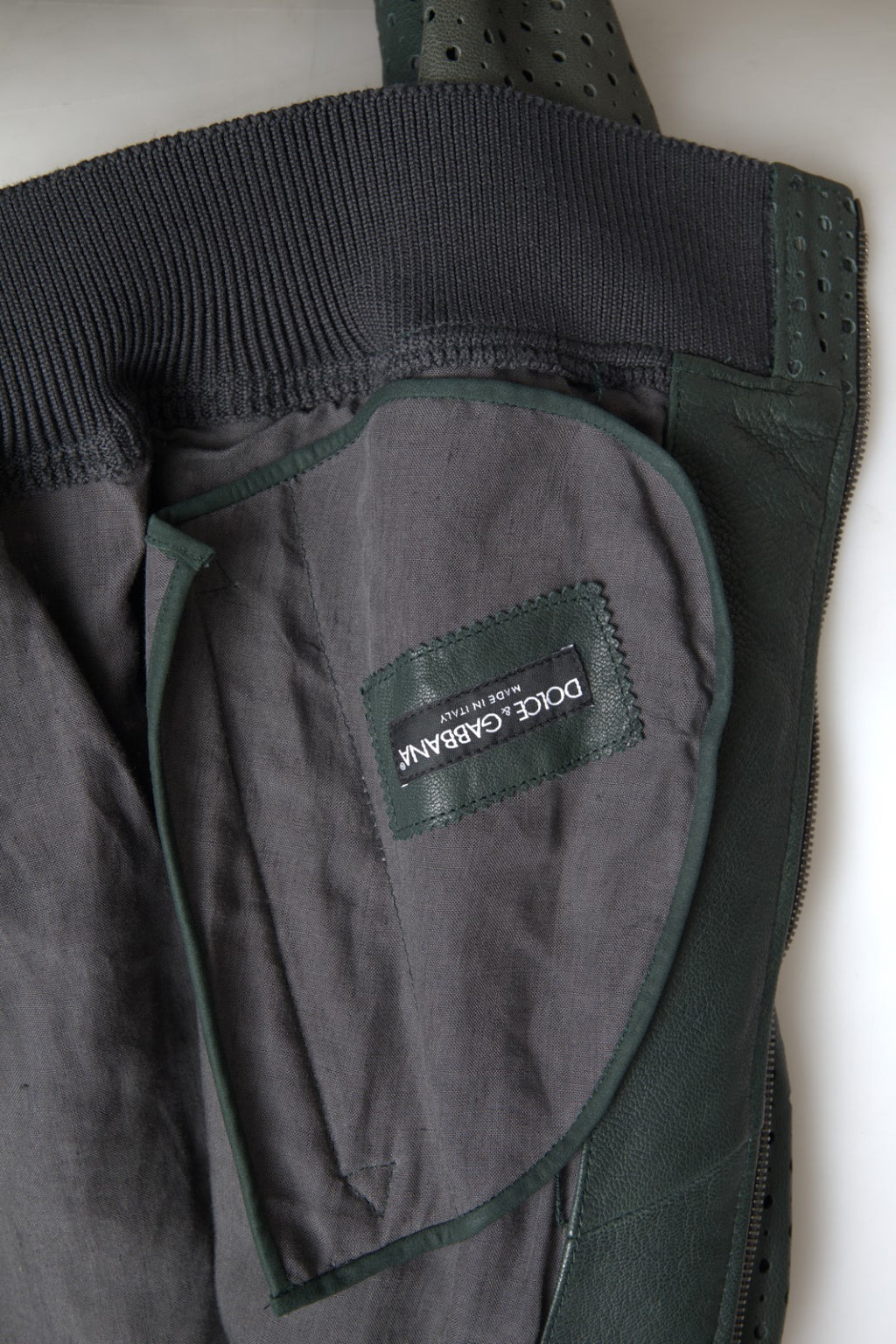 Veste bomber en cuir perforé vert de Dolce & Gabbana, élégante et moderne, avec détails de perforations élégants.