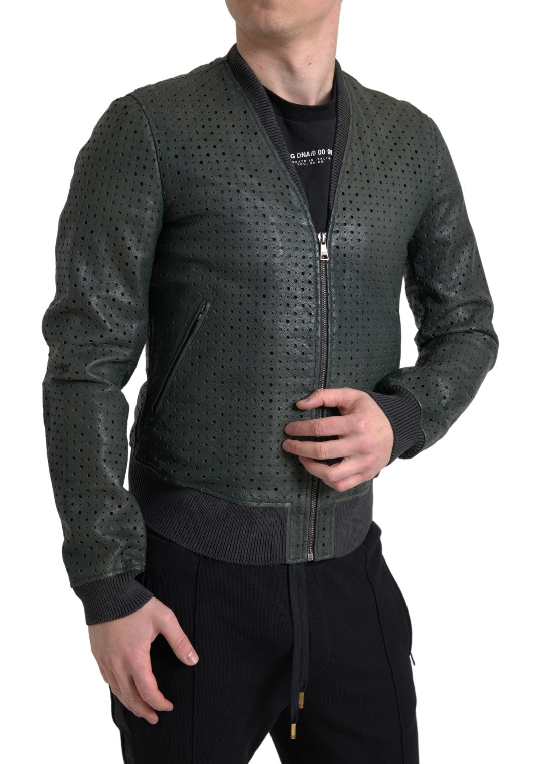 Veste bomber en cuir vert perforé de Dolce & Gabbana, style élégant et moderne, avec détails de perforation visibles.