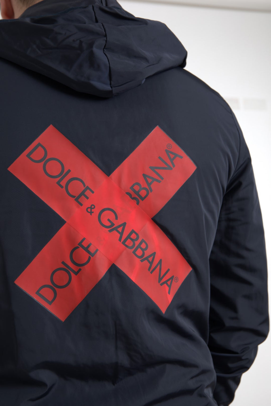 Sweat à capuche en polyester Dolce & Gabbana bleu avec logo, fermeture éclair complète, style décontracté et moderne.