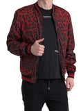 Veste courte en daim rouge à motif léopard de Dolce & Gabbana, bomber avec col et poches visibles.