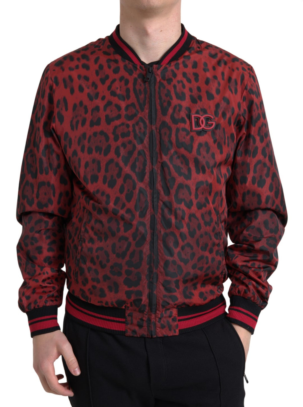 Veste courte en daim rouge avec motif léopard Dolce & Gabbana, bomber léger et élégant, pour un look tendance et audacieux.
