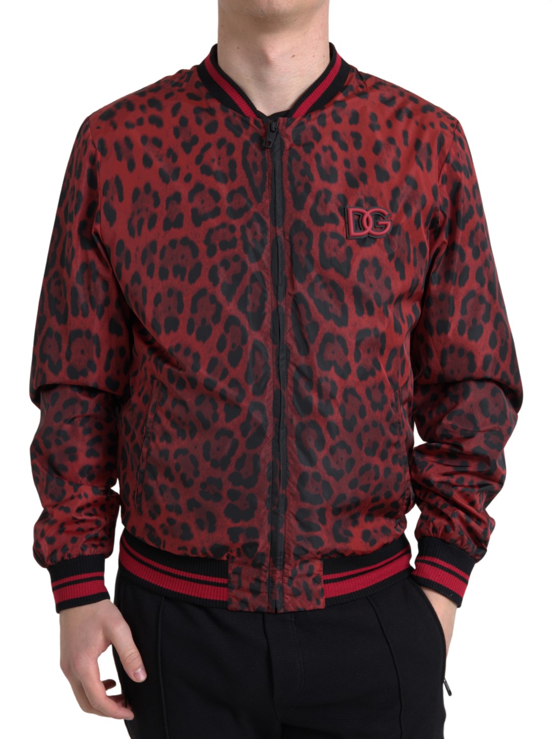 Veste courte en daim rouge avec motif léopard Dolce & Gabbana, bomber léger et élégant, pour un look tendance et audacieux.