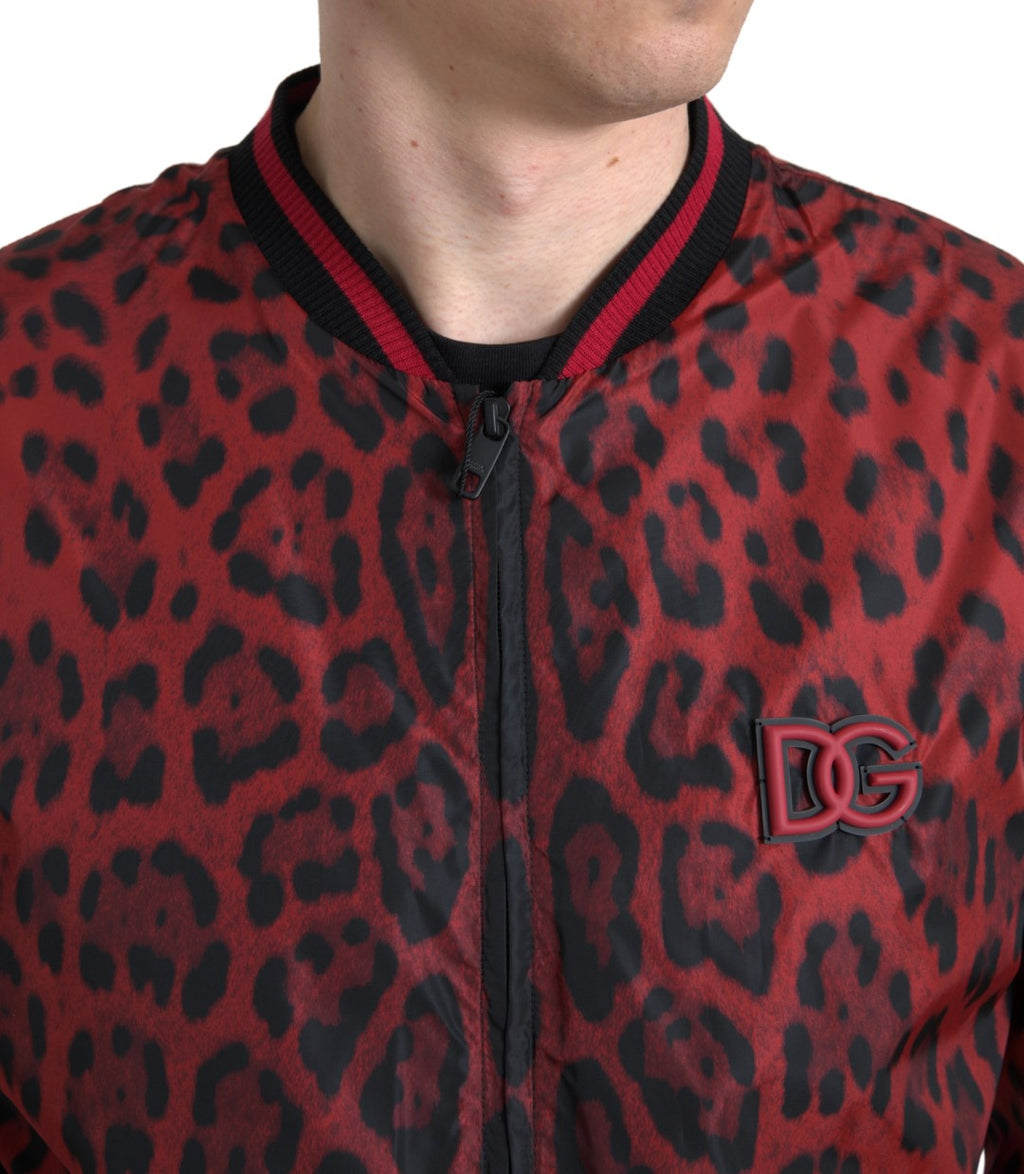 Veste courte en bomber rouge à motif léopard Dolce & Gabbana, style élégant avec détails sophistiqués.