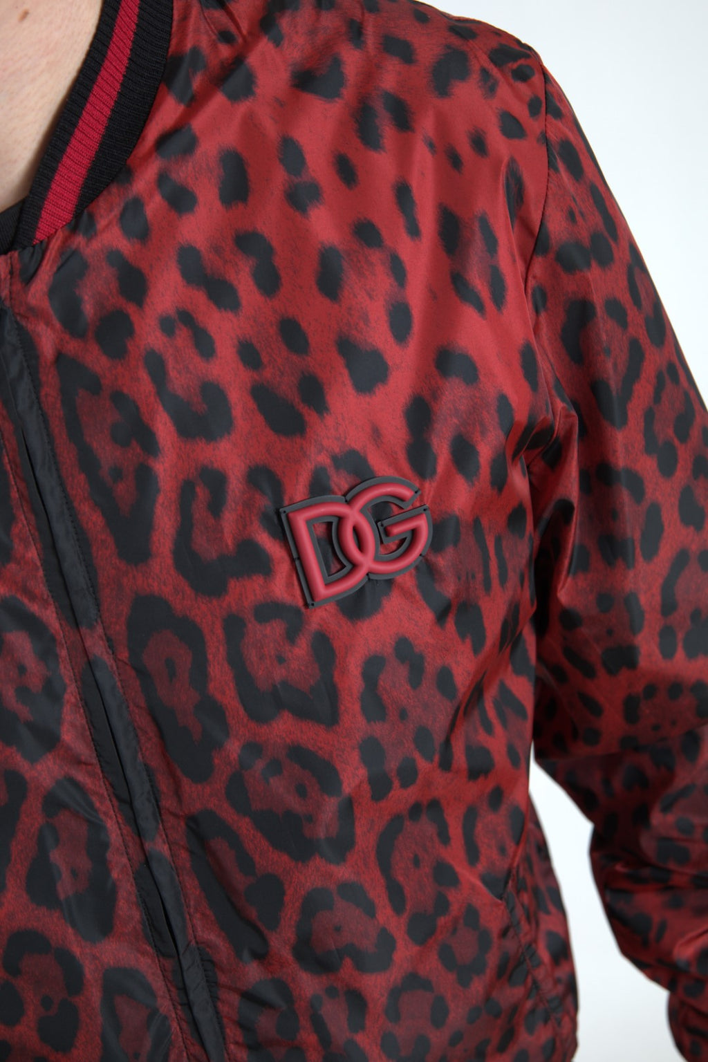 Veste courte en bomber rouge à motif léopard Dolce & Gabbana, style élégant avec détails de mode modernes.