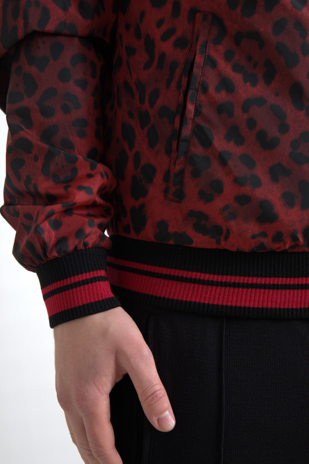 Veste courte bomber Dolce & Gabbana rouge avec motif léopard, en tissu élégant, vue de face.