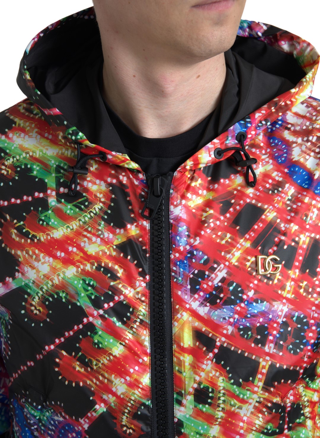 Sweat à capuche multicolore Dolce & Gabbana en coton avec logo, porté par un mannequin.