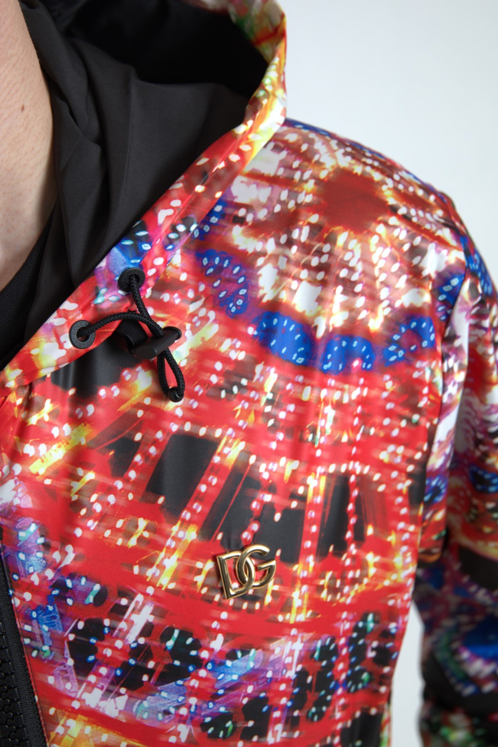 Sweat à capuche multicolore Dolce & Gabbana, pull-over en coton avec motif coloré, vue de face sur fond blanc.