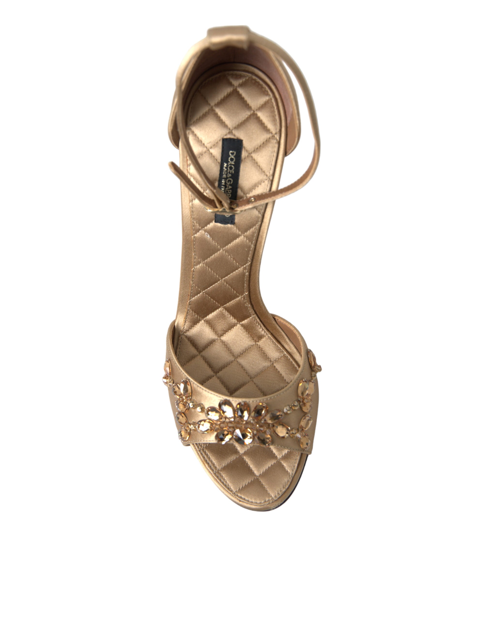 Sandales Dolce & Gabbana en satin doré avec bride à la cheville et cristaux, vue de face.