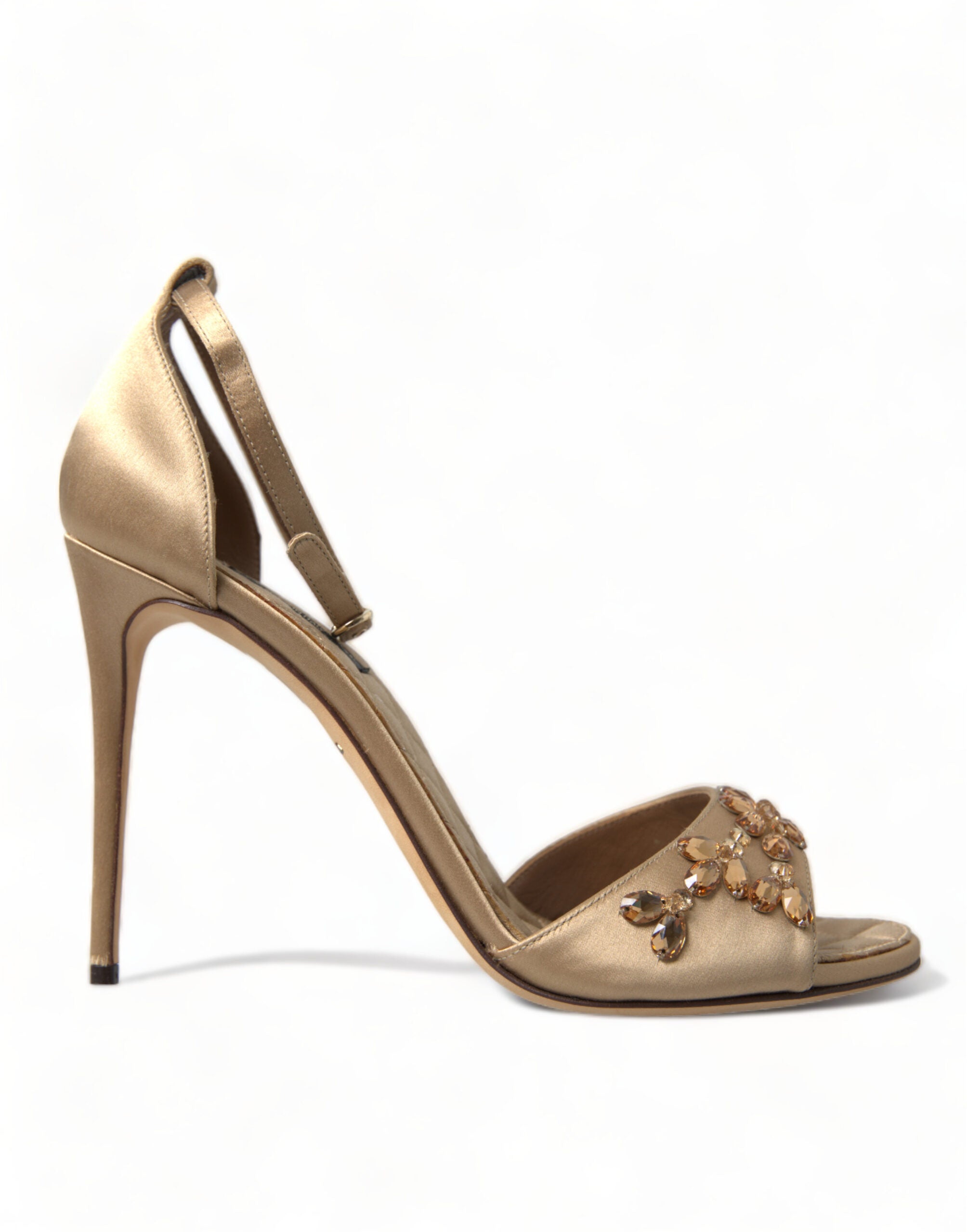 Sandales à talons Dolce & Gabbana en satin doré avec bride à la cheville et détails en cristal, vue de côté.