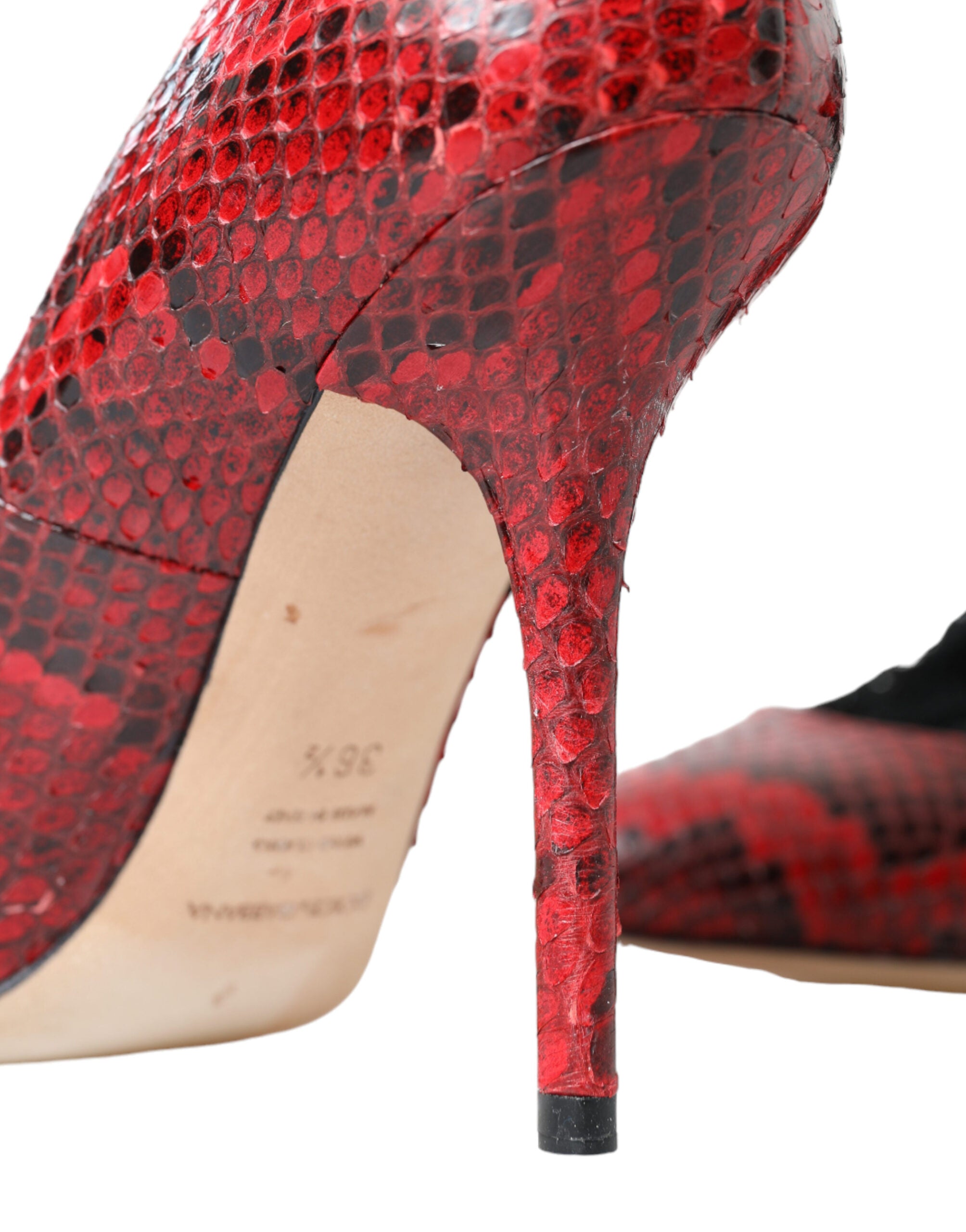 Chaussures Dolce & Gabbana en cuir rouge avec lacets et semelles en caoutchouc, style pumps élégantes.