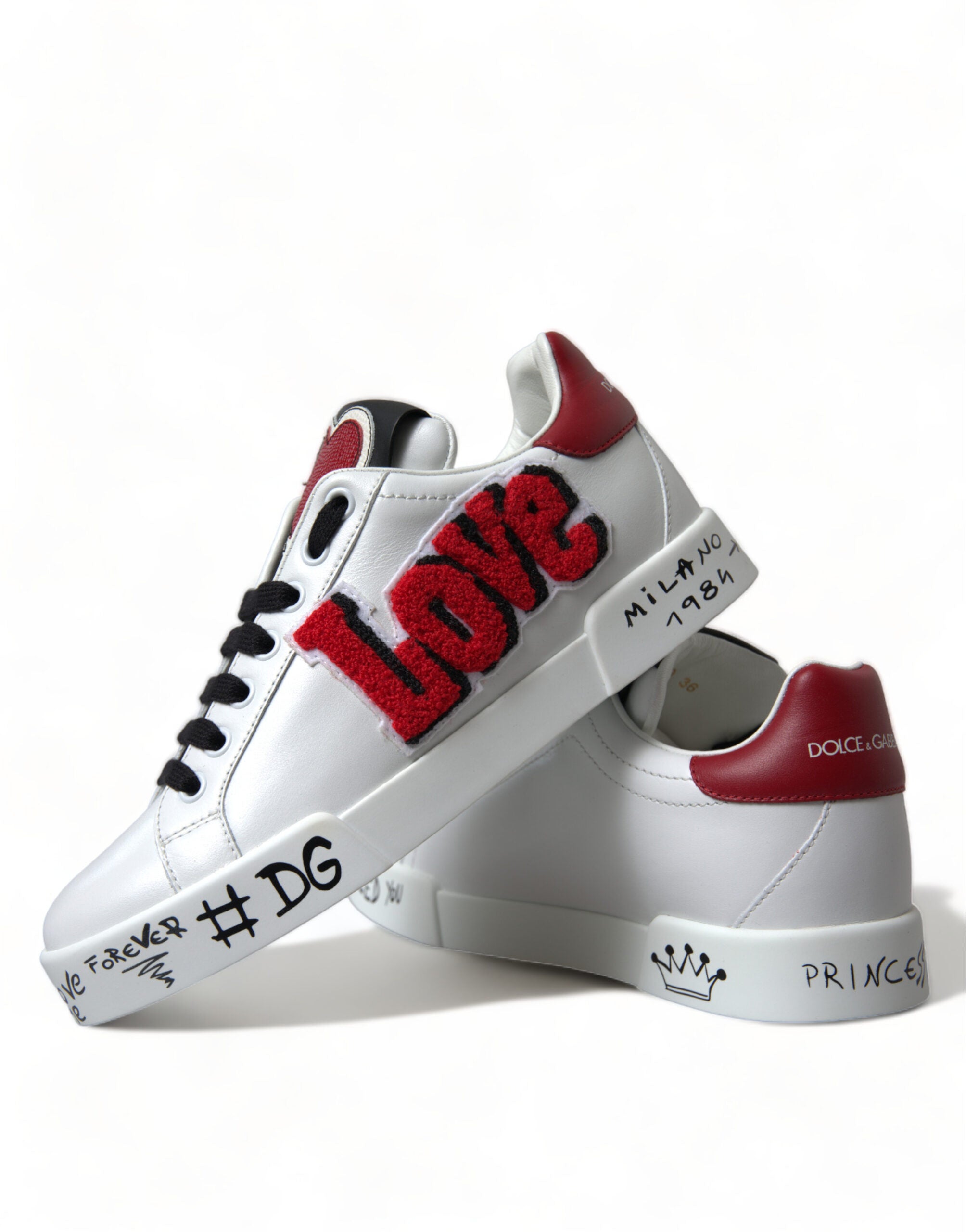 Chaussures sneakers blanches Dolce & Gabbana Love Patch Portofino classique, avec détails de patchs colorés et semelle blanche élégante.
