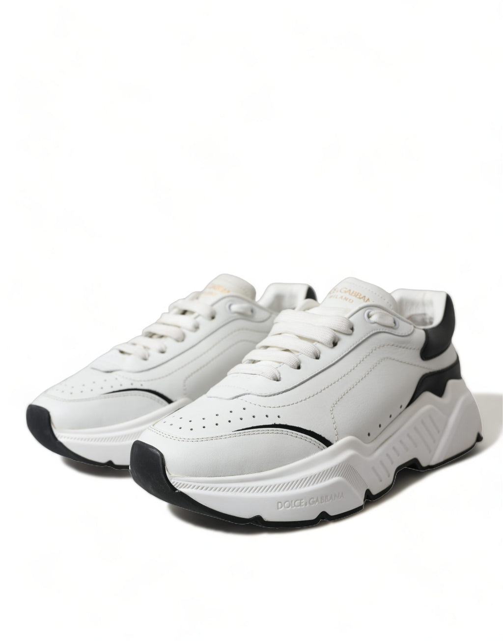 Baskets basses Dolce & Gabbana Daymaster blanches et noires, sneakers tendance avec logo sur le côté.