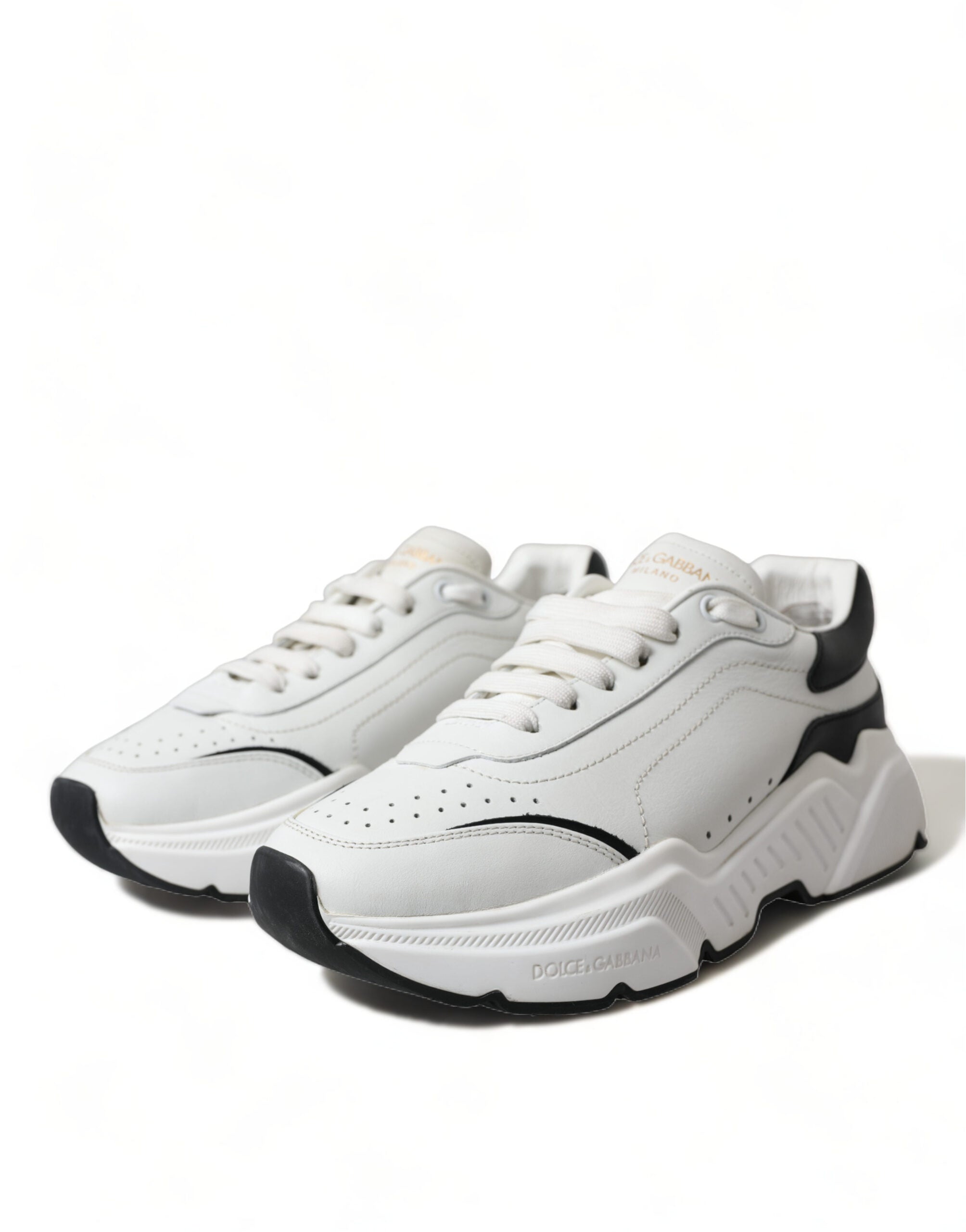 Baskets basses Dolce & Gabbana Daymaster blanches et noires, sneakers tendance avec logo sur le côté.