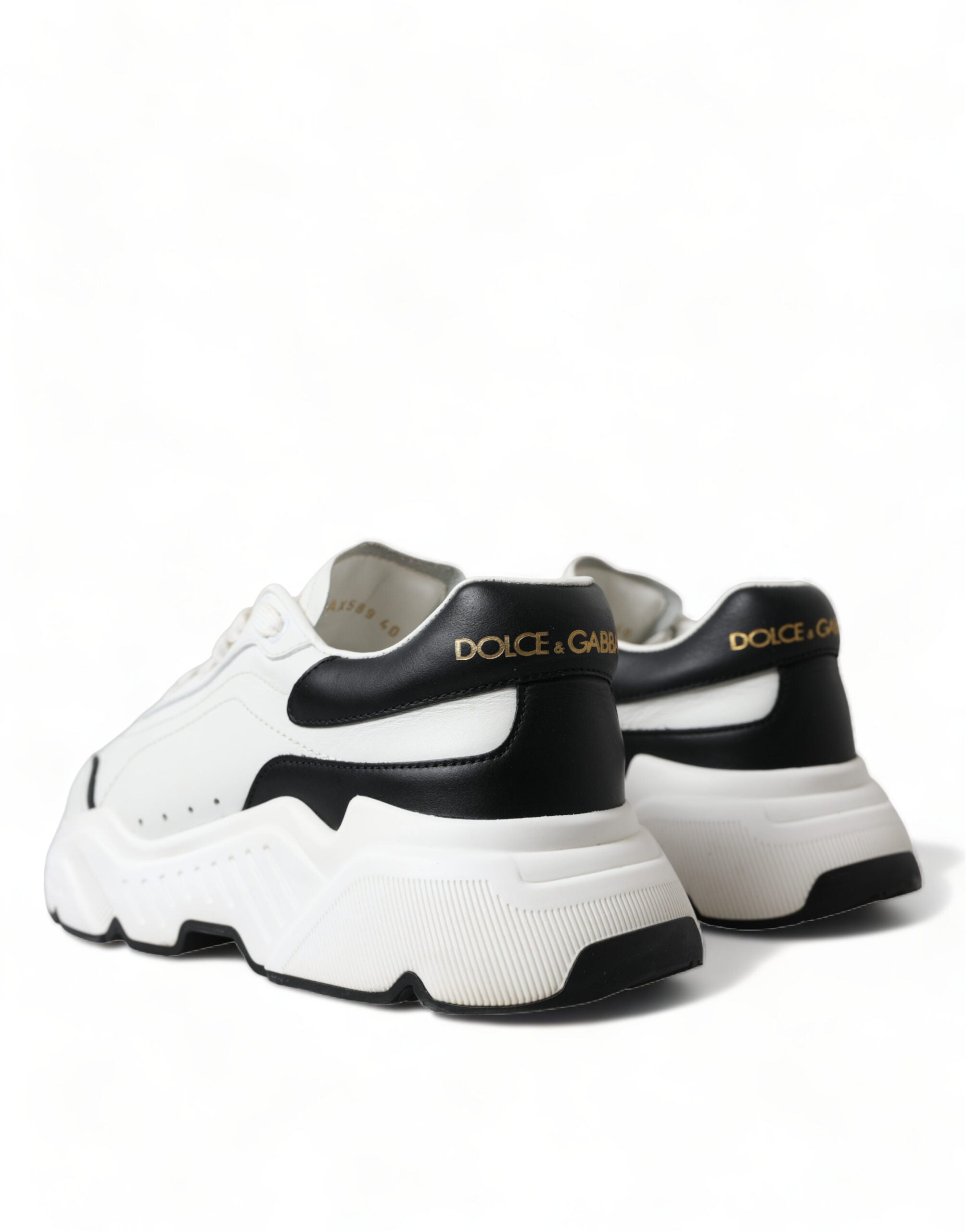 Chaussures sneakers basses Dolce & Gabbana Daymaster blanches et noires, vue de face avec détails de design élégants