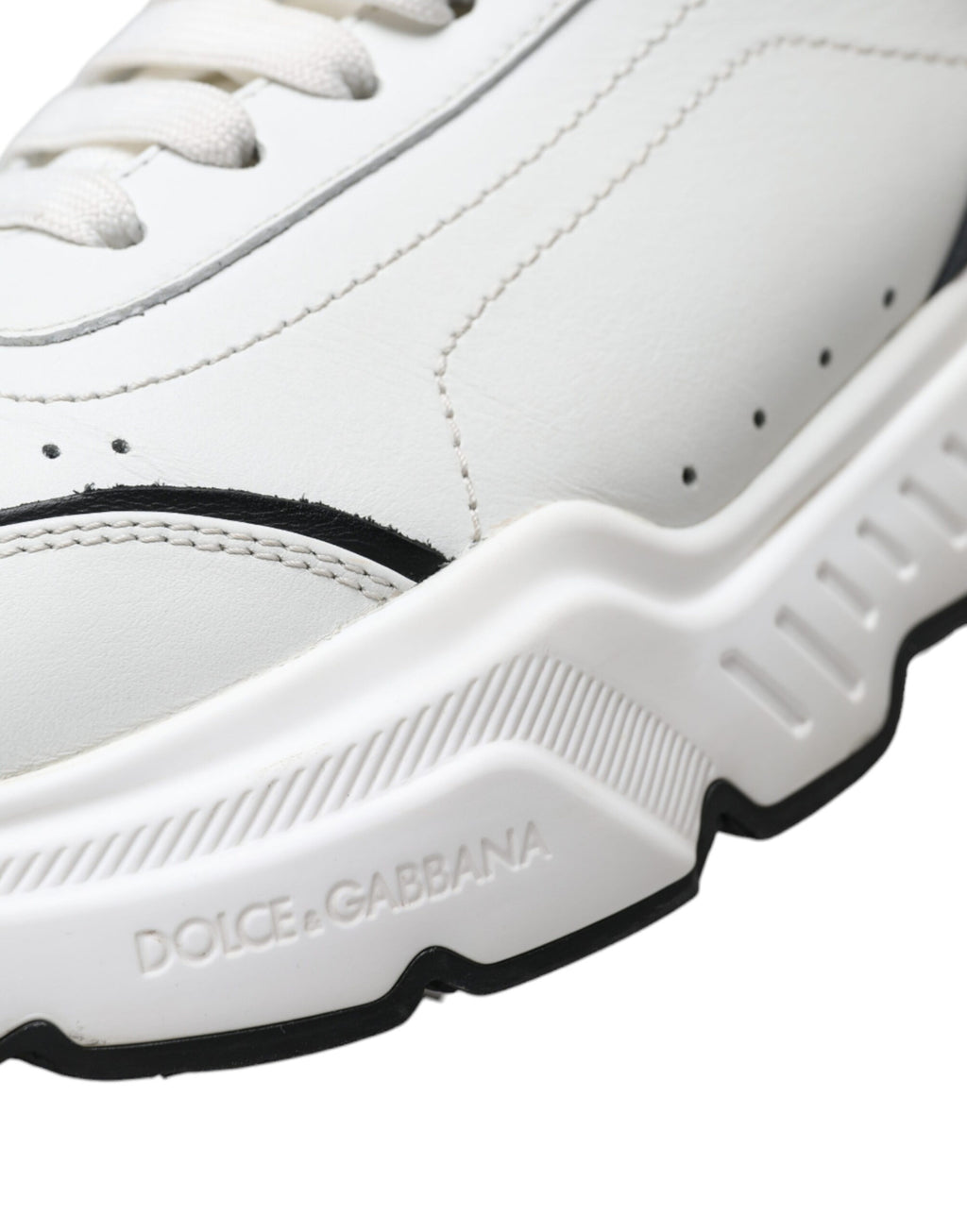 Chaussures sneakers basses Dolce & Gabbana Daymaster en blanc et noir, vue de face.