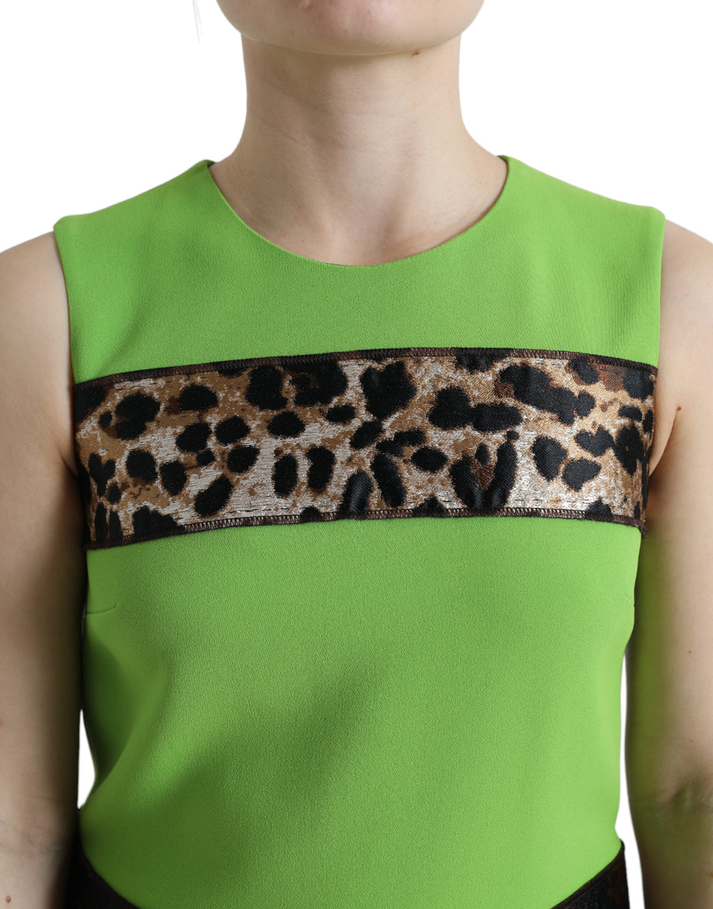 Robe sans manches vert pomme de Dolce & Gabbana avec panneaux, coupe droite, élégante et moderne.