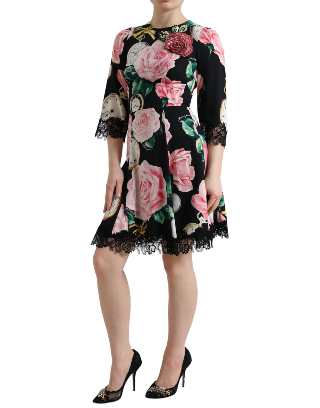 Robe en dentelle noire à fleurs et ornements floraux de Dolce & Gabbana, coupe évasée en ligne A, élégante et sophistiquée.