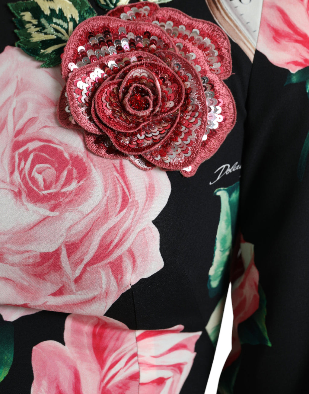 Robe longue noire Dolce & Gabbana en dentelle florale ornée de embellissements, coupe évasée A-line, détail élégant.