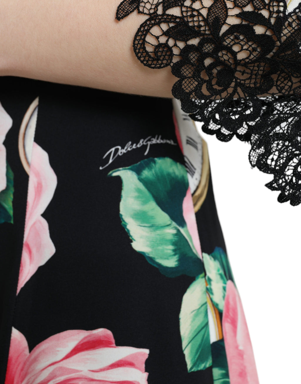 Robe noire Dolce & Gabbana en dentelle à motif floral, élégante et ornée de détails embellis, coupe en ligne A.