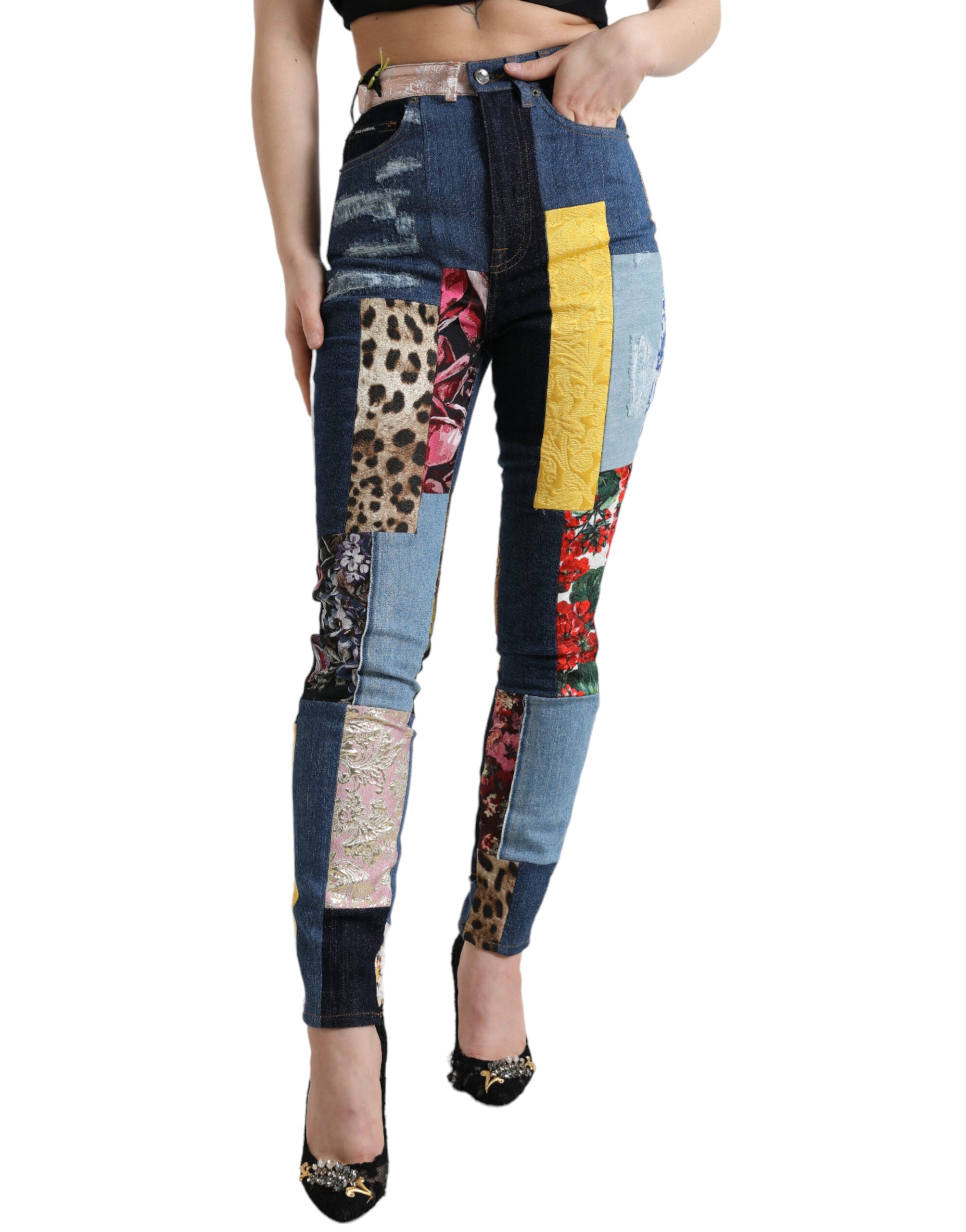 Jeans skinny en denim multicolore à patchwork Dolce & Gabbana, style moderne et tendance, visible avec détails colorés.
