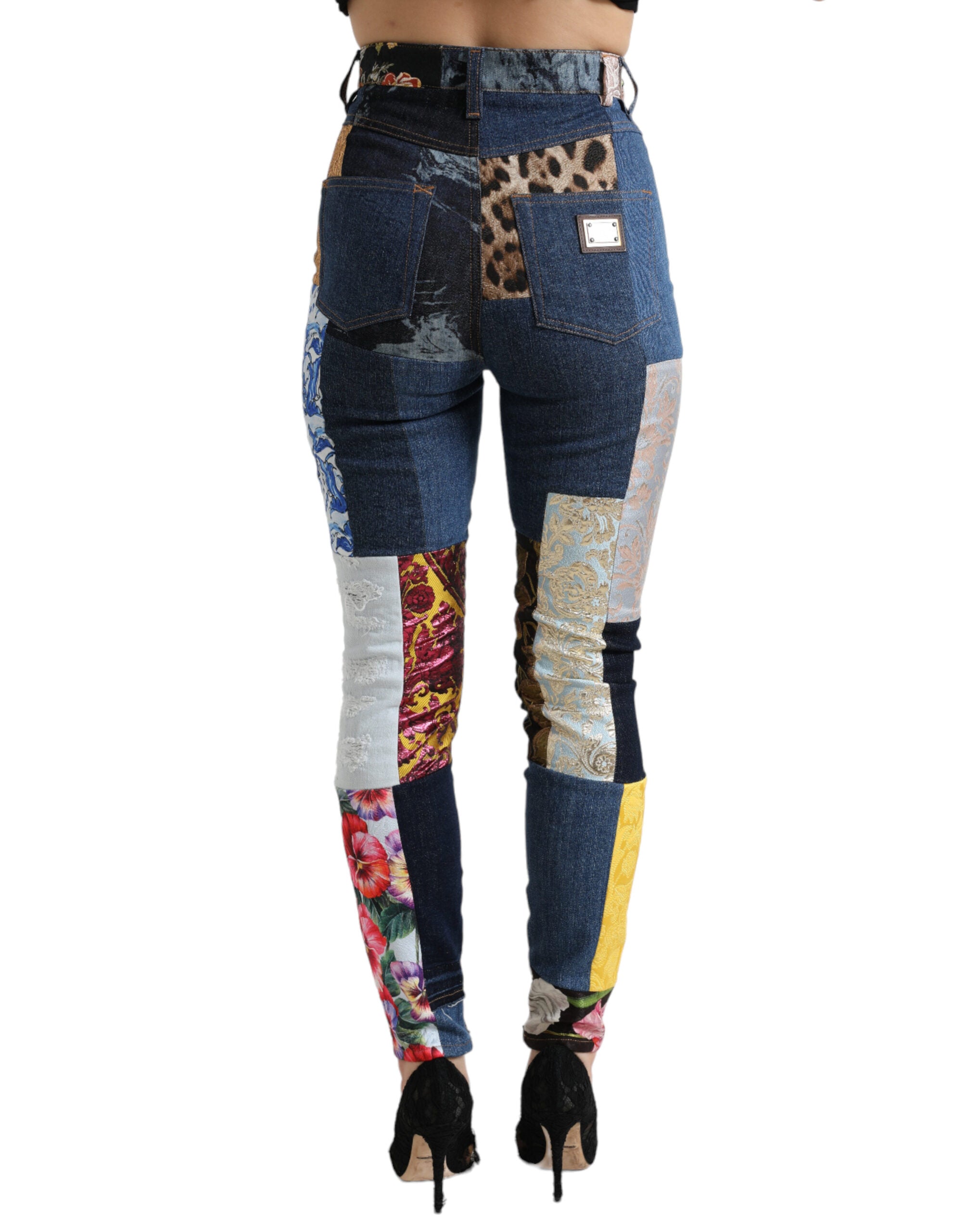 Jeans skinny en denim Dolce & Gabbana à patchwork multicolore, style élégant et tendance, vue de face.