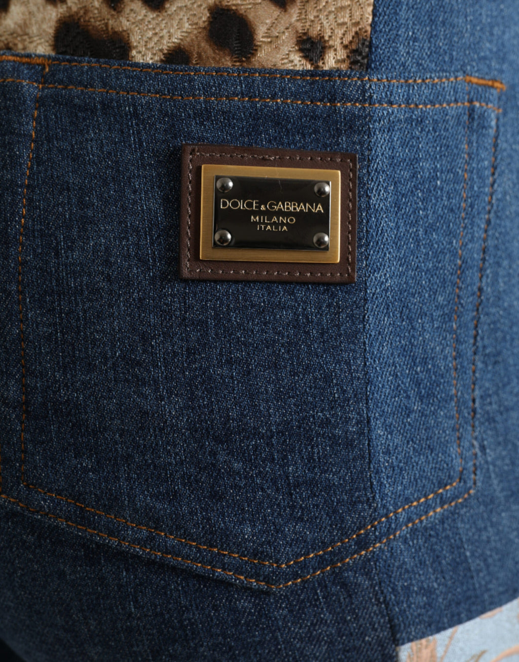 Jeans skinny en denim Dolce & Gabbana à patchwork multicolore, style gracieux et tendance, visible avec détails colorés.