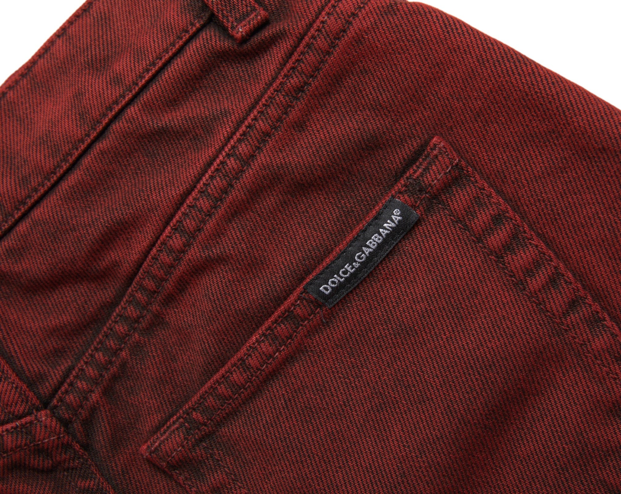Shorts en denim rouge Dolce & Gabbana à taille haute, style moulant et tendance, visibles en gros plan dans l'image.